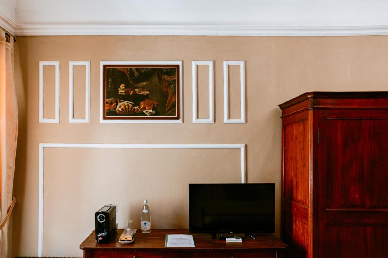 La Foresteria Di Palazzo Picedi Benettini Сарцана Экстерьер фото