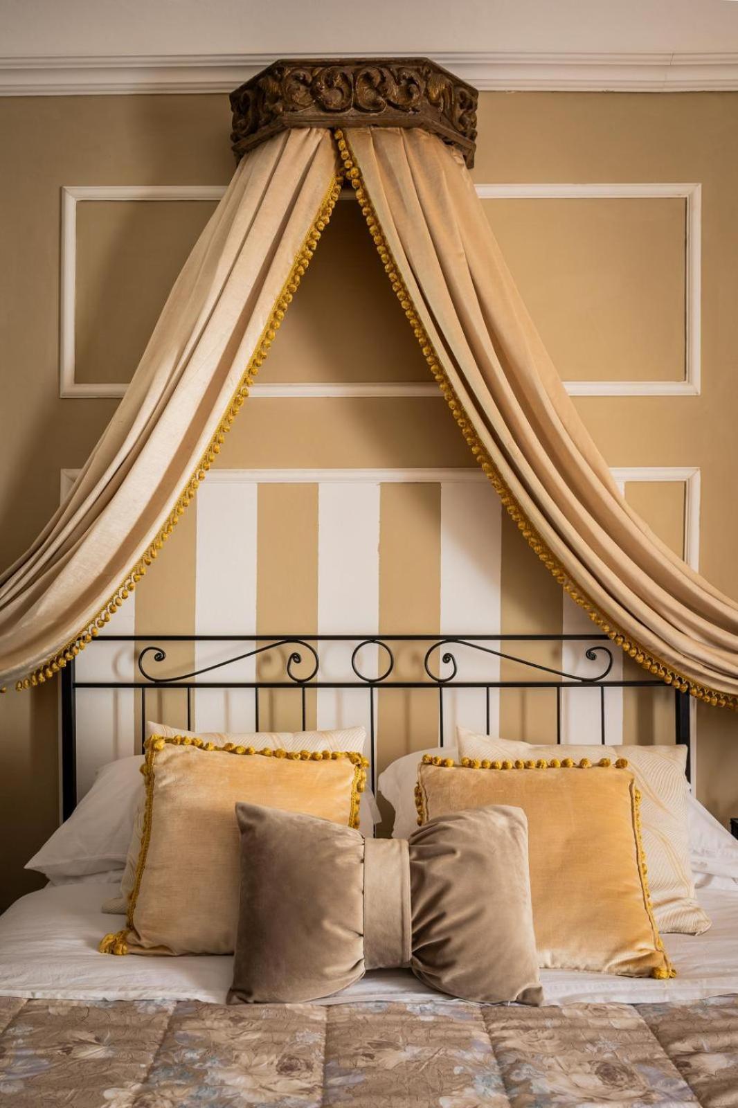 La Foresteria Di Palazzo Picedi Benettini Сарцана Экстерьер фото